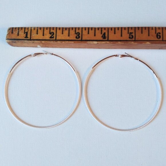 Lot of 7 Hoop Earrings Gold Toned Rhinestone Costume Jewelry Large Pierced Ears - Picture 14 of 15